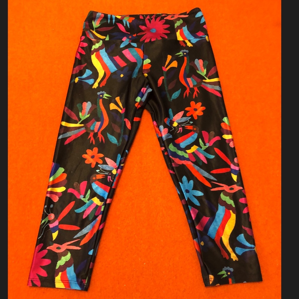 Goldsheep black and colored flowers capri leggings EUC (as new)
